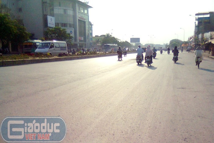 Đường phố Hà Nội bỗng vắng vẻ hơn bình thường vì nắng nóng